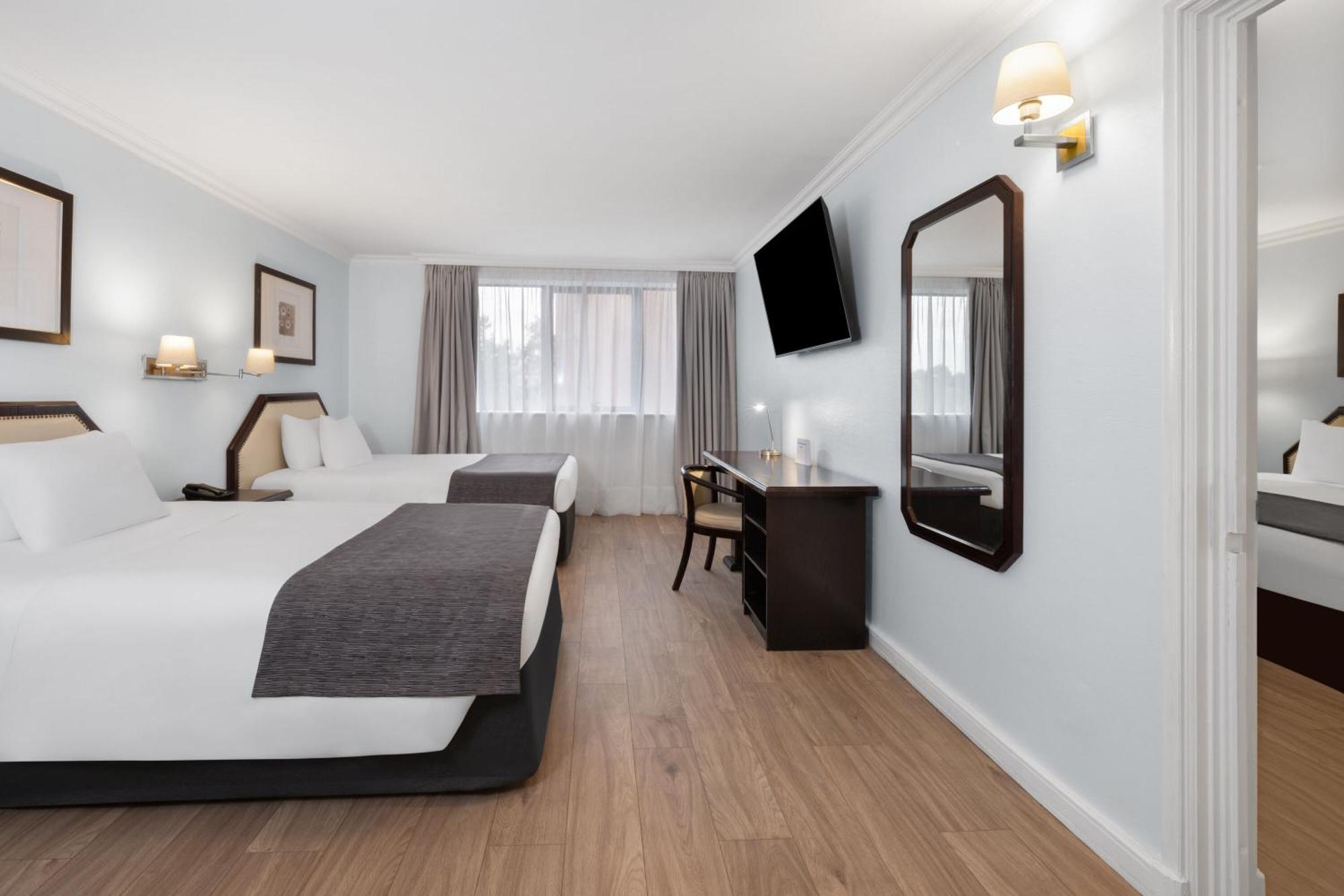 Wyndham Garden Kennedy Hotel Santiago del Cile