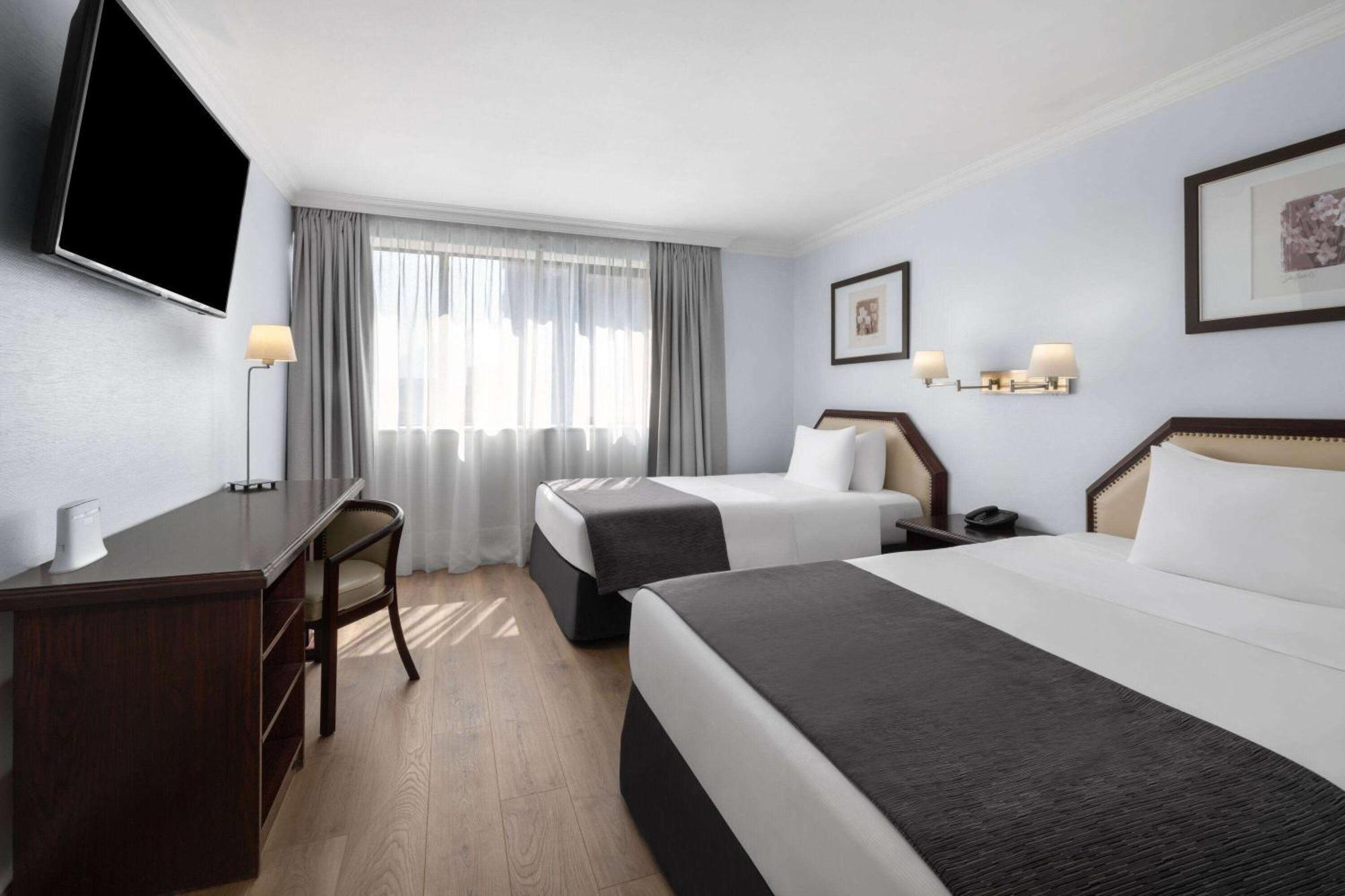 Wyndham Garden Kennedy Hotel Santiago del Cile